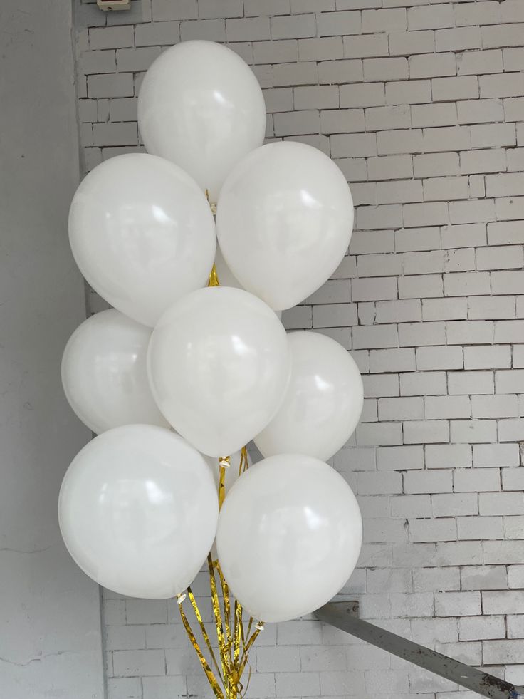 Helium balloon bouquet for birthday White gold ribbons
